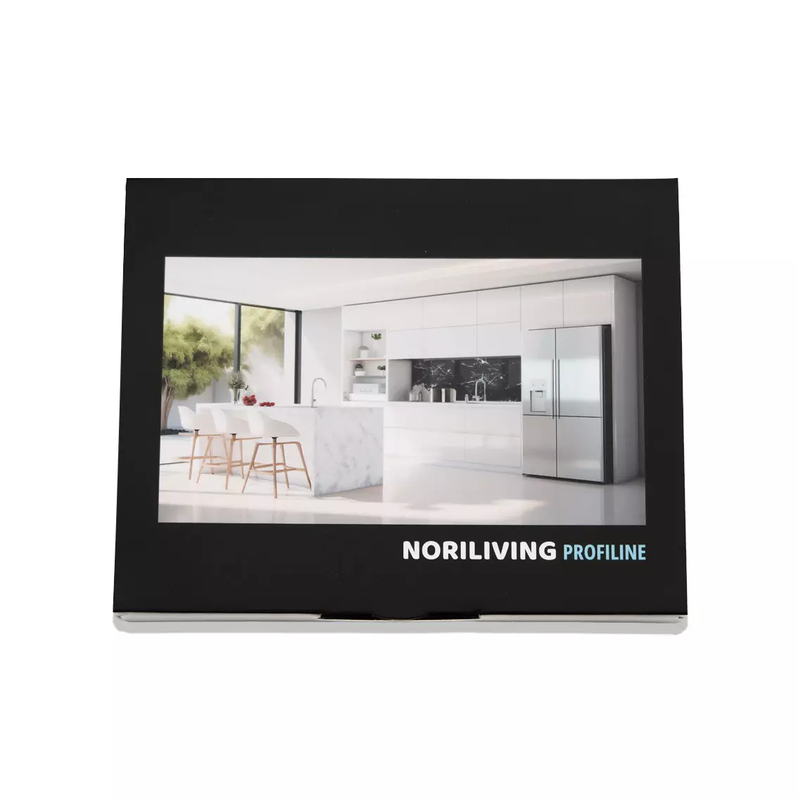 Abbildung einer modernen Küche mit Marmorinsel, weißen Schränken und großen Fenstern