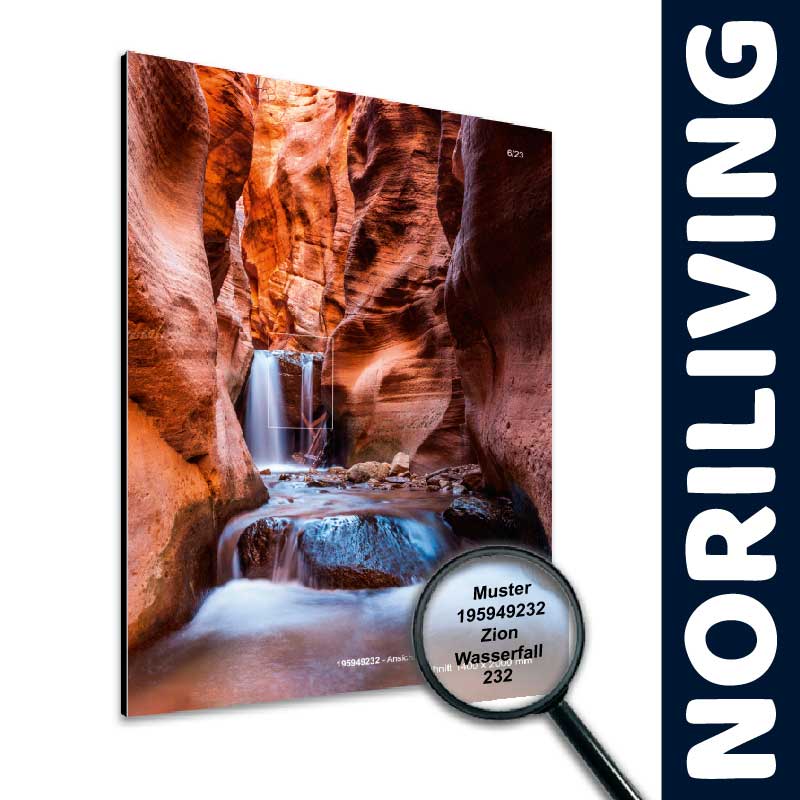 Leinwanddruck Zion Wasserfall in einer Schlucht - Naturfotografie Leinwanddruck mit einem beeindruckenden Wasserfall in einer roten Sandsteinschlucht, Symbol der Naturpracht im Zion Nationalpark.