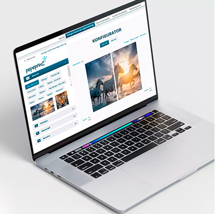 Laptop mit E-Commerce-Webseite mit Konfigurator zur Produktanpassung Ein geöffneter Laptop zeigt eine E-Commerce-Webseite mit einem Konfigurator zur Auswahl und Anpassung von Produkten.