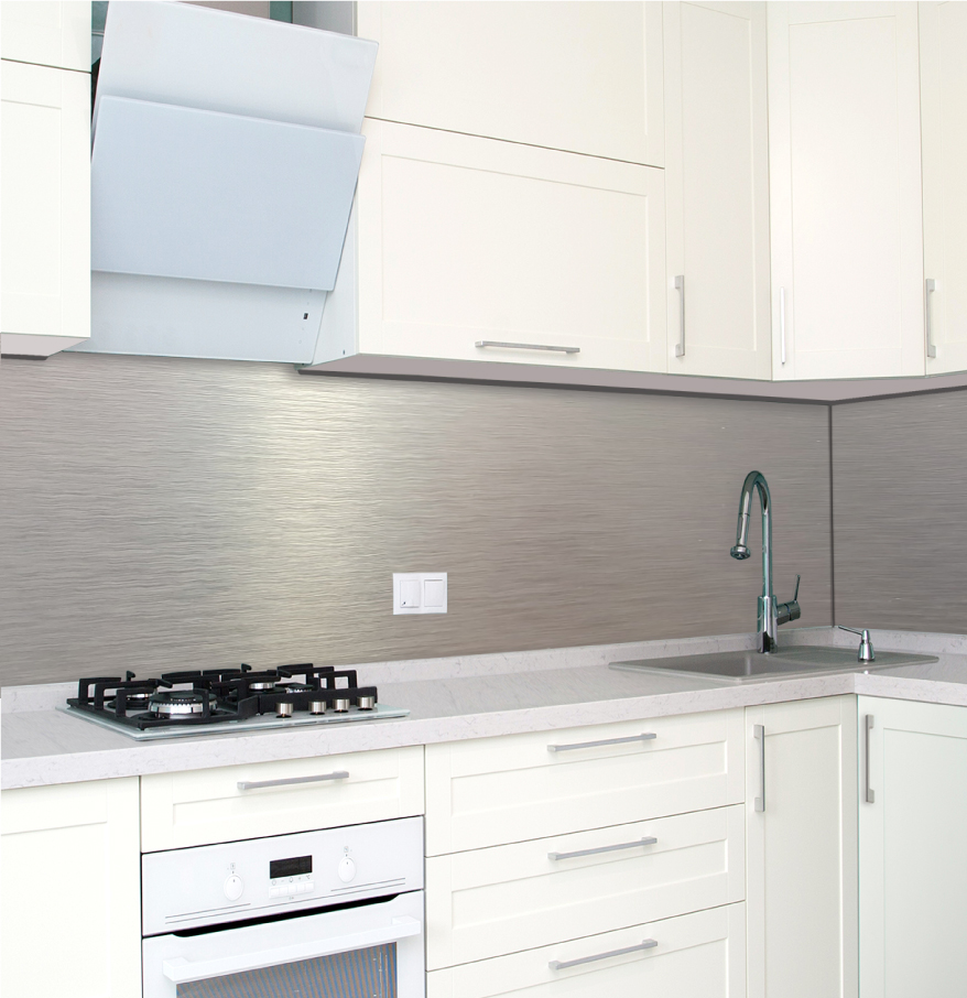 Moderne Einbauküche mit weißen Schränken und Edelstahlarmaturen Innenansicht einer modernen Küche mit weißen Einbauschränken, einem Gasherd, einer Abzugshaube und einem Edelstahl-Wasserhahn über der Spüle.