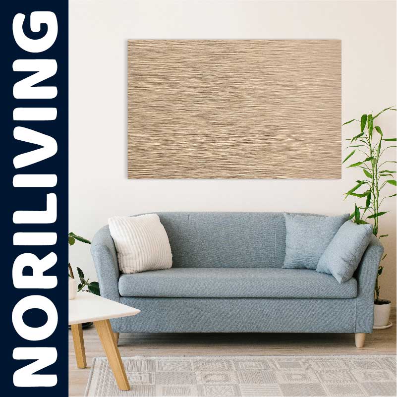 Moderne Wohnzimmergestaltung mit eleganter blauer Couch und minimalistischem Dekor Elegante blaue Couch im Wohnzimmer, umgeben von minimalistischen Accessoires und Pflanzen, ideal für moderne Inneneinrichtung