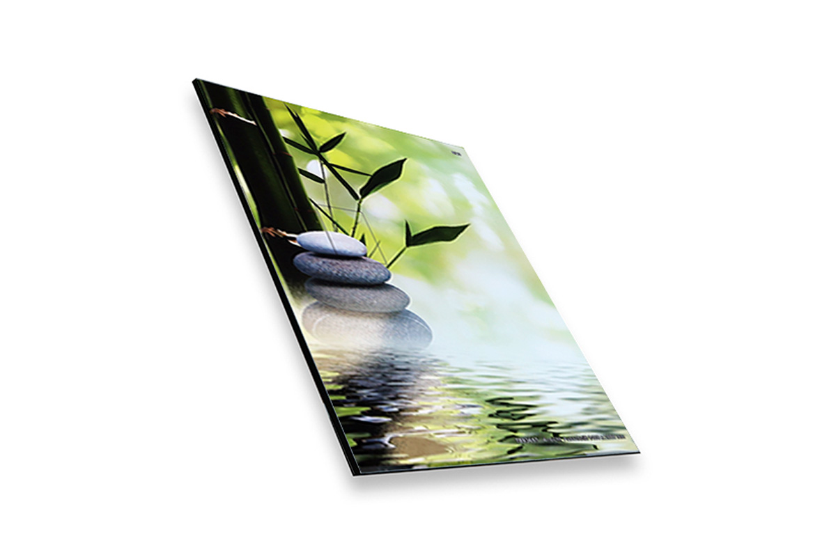 Zen-inspirierte Leinwand mit Steinen und Bambus Leinwandbild mit gestapelten Steinen und Bambus in einer ruhigen Wasserumgebung, die Zen und Entspannung ausstrahlt.