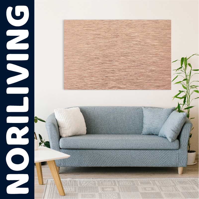 Modernes Wohnzimmer mit blauer Couch und Holzdekor Ein stilvolles Wohnzimmer mit einer blauen Couch, Zierkissen und einem Holzwandbild im Hintergrund. Pflanzen und ein heller Teppich ergänzen das Ambiente.
