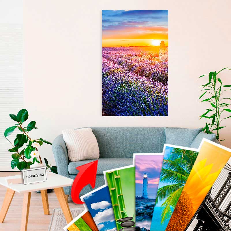 Wohnzimmer mit Leinwandbild eines Lavendelfeldes bei Sonnenuntergang, eingerahmt von einer Auswahl an Landschaftsmotiven