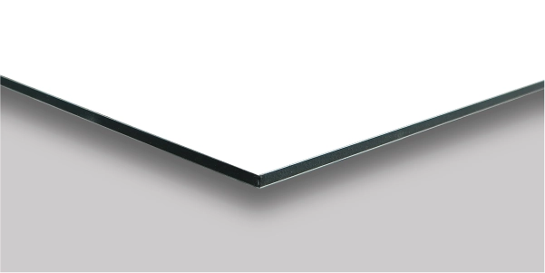 Eckansicht einer klaren Glasplatte