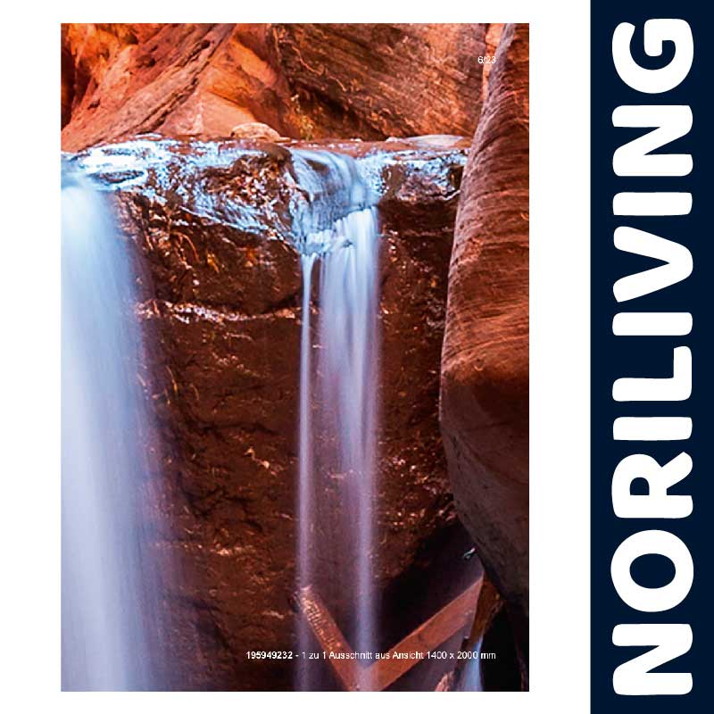 Atemberaubender Wasserfall in Felsschlucht Ein beeindruckender Wasserfall fließt über dunkle, erodierte Felsen in einer tiefen Schlucht.