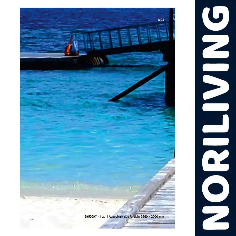 Ein Steg führt in kristallklares blaues Wasser an einem sandigen Strand, Ideal für Erholung und Urlaubsfeeling.