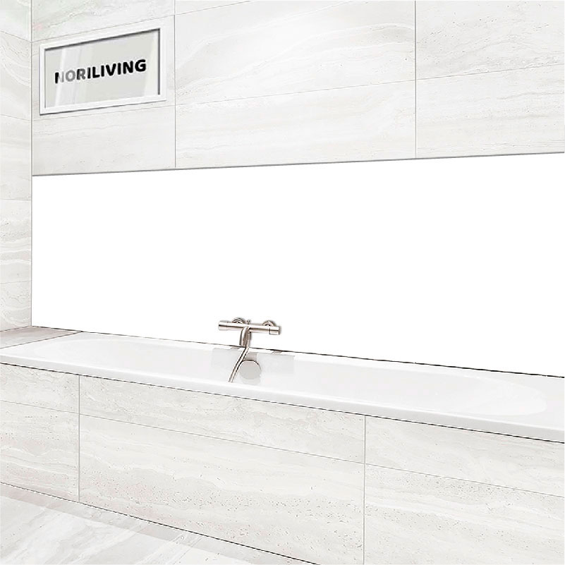 Moderne Badewanne mit elegantem Marmor-Design Stylisches Badezimmer mit einer modernen Badewanne und Marmorfliesen