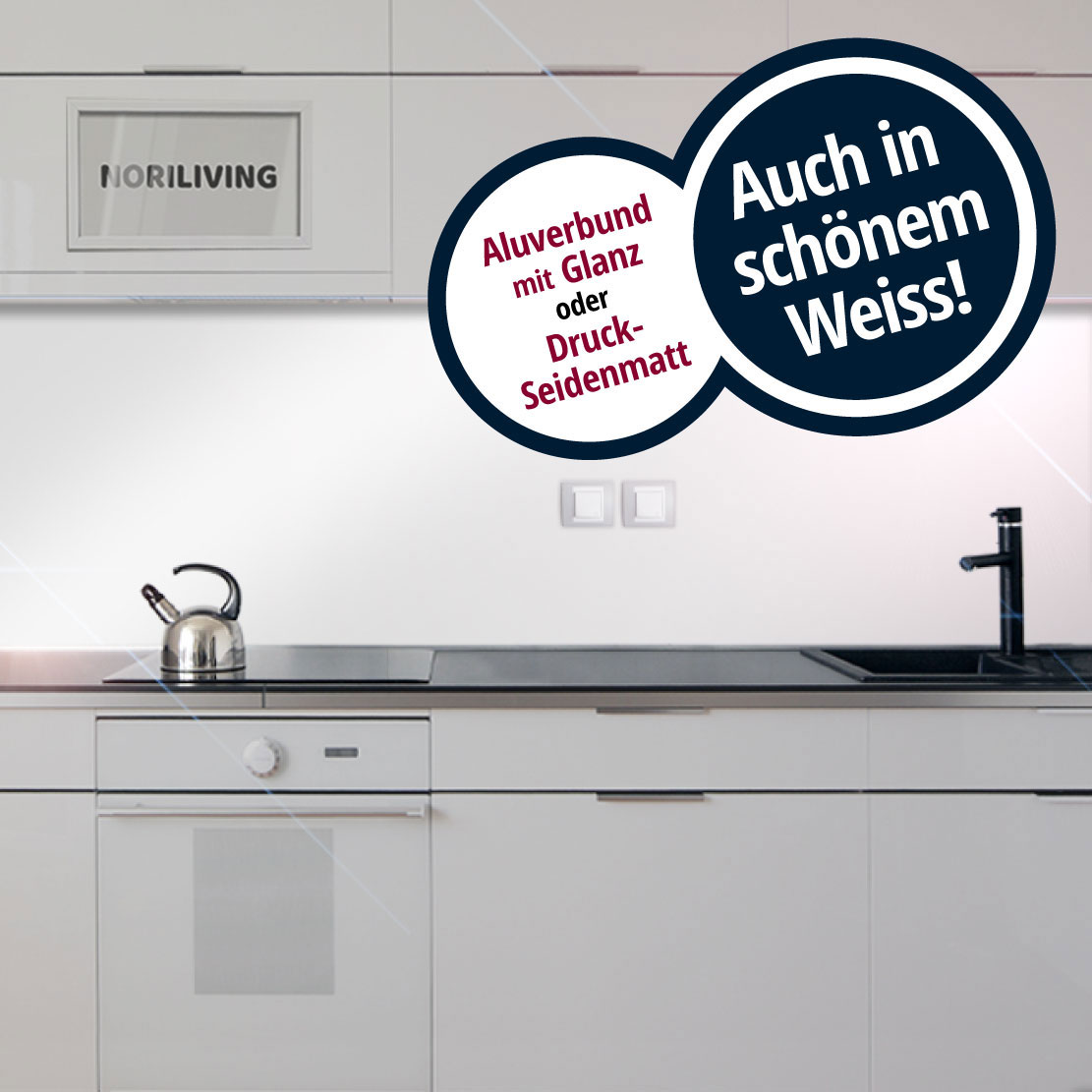 Moderne weiße Küche mit glänzenden Aluminiumelementen Helle Küchenzeile mit Glanz- oder Seidenmatt-Aluverbund und Wasserkocher auf dem Herd